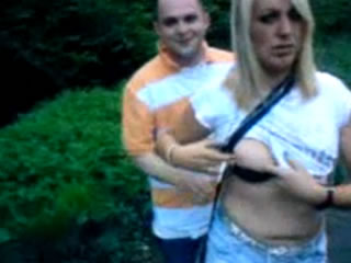 在公共公園做愛讓我高潮得很快